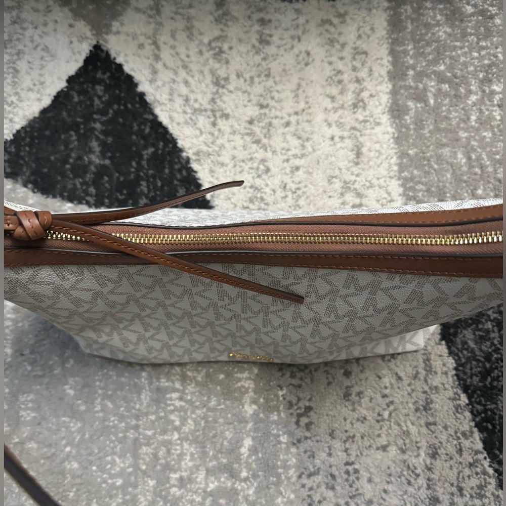 Michael Kors purse - Picture 4 of 7
